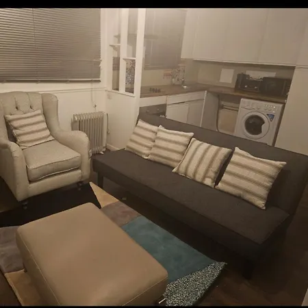 Coxy 1 Bedroom Maisonette In The Heart Of London Harold Wood Exterior foto