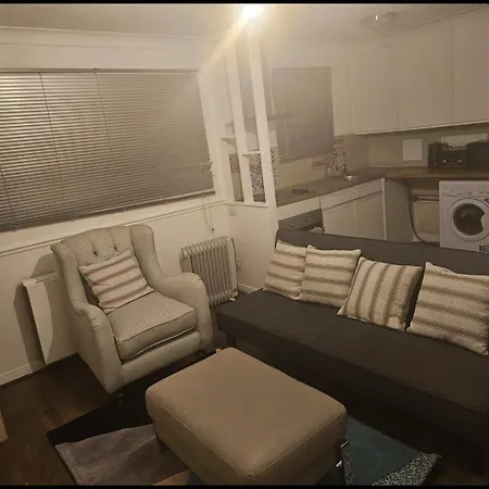 Coxy 1 Bedroom Maisonette In The Heart Of London Harold Wood Exterior foto