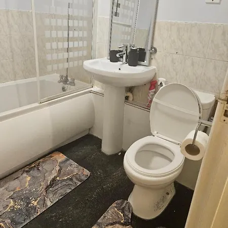 Coxy 1 Bedroom Maisonette In The Heart Of London Harold Wood Exterior foto
