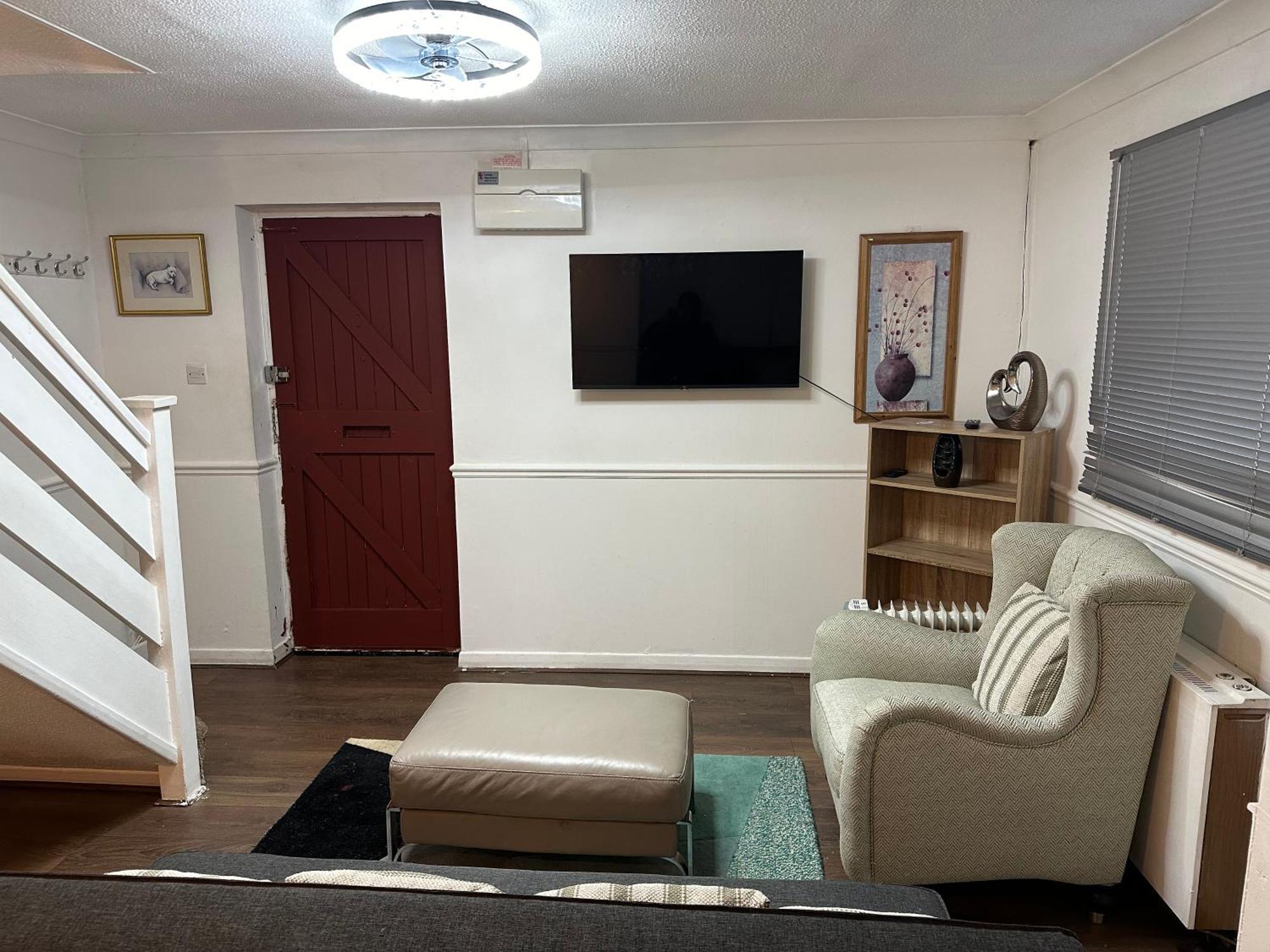Coxy 1 Bedroom Maisonette In The Heart Of London * Harold Wood